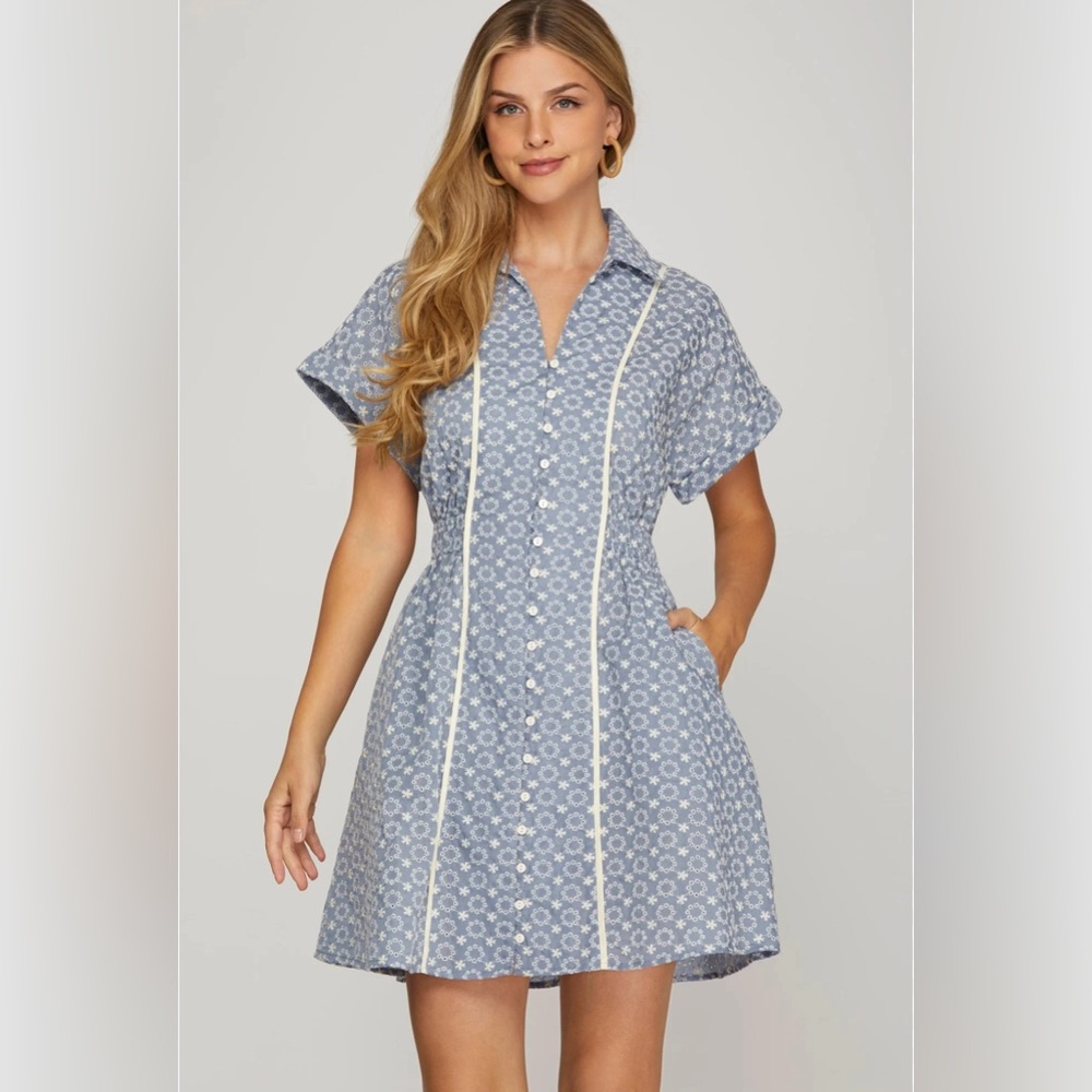 She + sky
SHORT SLEEVE EMBROIDERED BUTTON DOWN MINI
Large